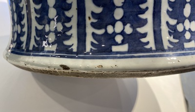 Een grote Chinese blauw-witte dekselvaas, 19e eeuw