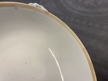 Un bol couvert en porcelaine de Chine en bleu, blanc et rouge, marque de Chenghua, Kangxi