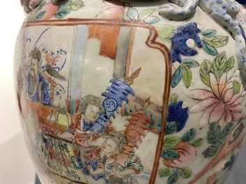 Cinq vases en porcelaine de Chine famille rose, 19&egrave;me