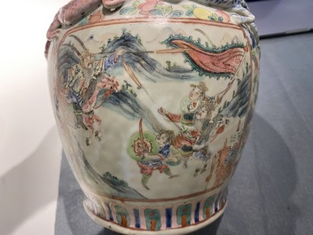 Cinq vases en porcelaine de Chine famille rose, 19&egrave;me