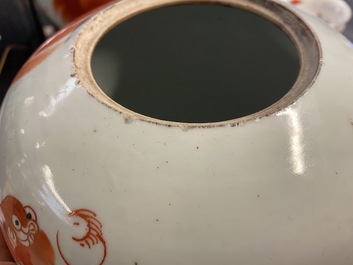 Vier Chinese vazen met ijzerrood decor van boeddhistische leeuwen, 19/20e eeuw