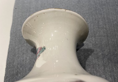 Cinq vases en porcelaine de Chine famille rose, 19&egrave;me