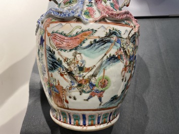 Cinq vases en porcelaine de Chine famille rose, 19&egrave;me