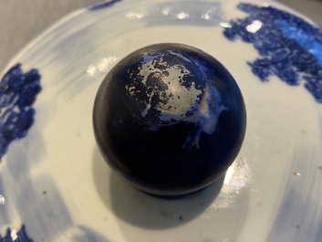 Een grote Chinese blauw-witte dekselvaas, 19e eeuw