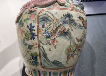 Cinq vases en porcelaine de Chine famille rose, 19&egrave;me
