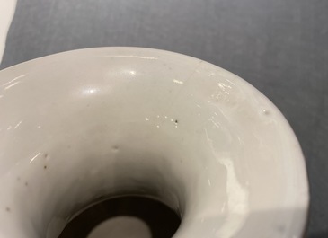 Cinq vases en porcelaine de Chine famille rose, 19&egrave;me