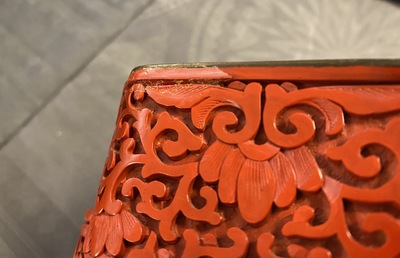 Une paire de vases en laque rouge &agrave; d&eacute;cor de la 'R&eacute;volution Culturelle', 20&egrave;me