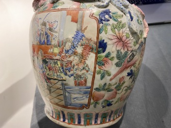 Cinq vases en porcelaine de Chine famille rose, 19&egrave;me