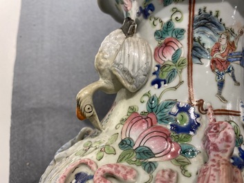 Cinq vases en porcelaine de Chine famille rose, 19&egrave;me