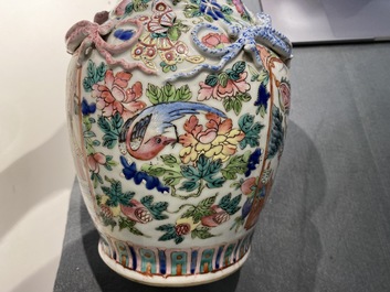 Cinq vases en porcelaine de Chine famille rose, 19&egrave;me