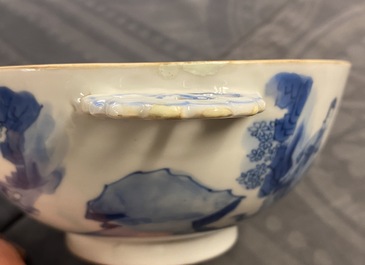 Un bol couvert en porcelaine de Chine en bleu, blanc et rouge, marque de Chenghua, Kangxi