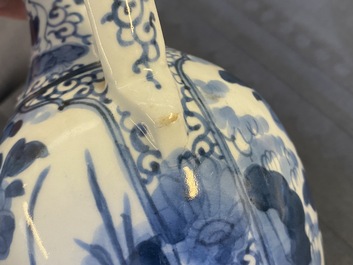 Een paar Japanse blauw-witte Arita kannen, Edo, 17/18e eeuw