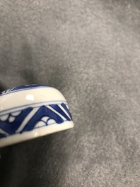 Un pot couvert en porcelaine de Chine en bleu et blanc, Kangxi