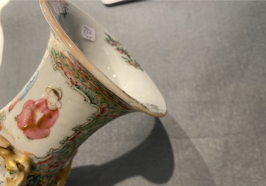 Cinq vases en porcelaine de Chine famille rose, 19&egrave;me