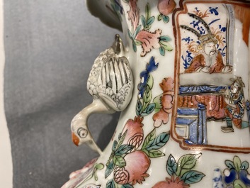 Cinq vases en porcelaine de Chine famille rose, 19&egrave;me
