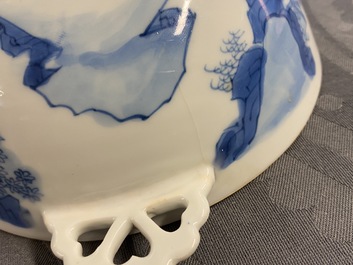 Un bol couvert en porcelaine de Chine en bleu, blanc et rouge, marque de Chenghua, Kangxi