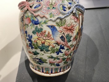 Cinq vases en porcelaine de Chine famille rose, 19&egrave;me