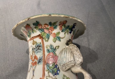 Cinq vases en porcelaine de Chine famille rose, 19&egrave;me