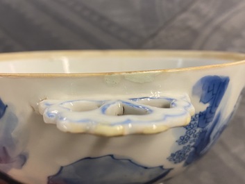 Un bol couvert en porcelaine de Chine en bleu, blanc et rouge, marque de Chenghua, Kangxi