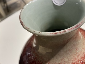 A Chinese monochrome peachbloom glazed vase, 18/19th C.
