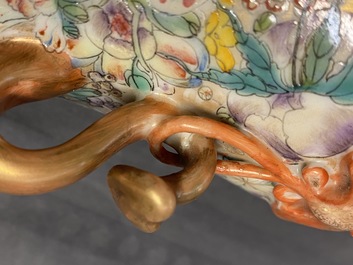 Un vase de forme hu en porcelaine de Chine famille rose &agrave; d&eacute;cor millefleurs, marque de Qianlong, R&eacute;publique