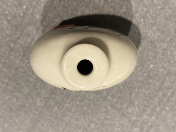 Une tabati&egrave;re en porcelaine de Chine &agrave; d&eacute;cor de sauterelles, marque et &eacute;poque de Daoguang