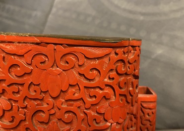 Une paire de vases en laque rouge &agrave; d&eacute;cor de la 'R&eacute;volution Culturelle', 20&egrave;me