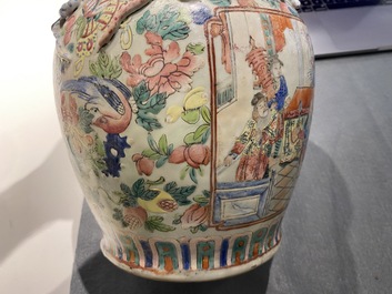 Cinq vases en porcelaine de Chine famille rose, 19&egrave;me