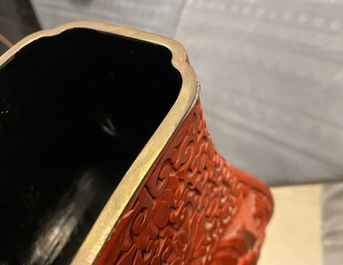 Une paire de vases en laque rouge &agrave; d&eacute;cor de la 'R&eacute;volution Culturelle', 20&egrave;me