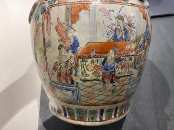 Cinq vases en porcelaine de Chine famille rose, 19&egrave;me