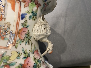 Cinq vases en porcelaine de Chine famille rose, 19&egrave;me