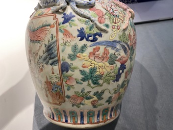 Cinq vases en porcelaine de Chine famille rose, 19&egrave;me