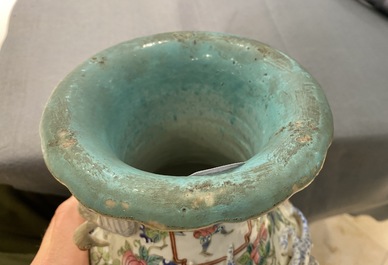 Cinq vases en porcelaine de Chine famille rose, 19&egrave;me