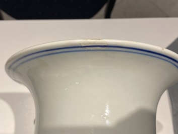 Een Chinese blauw-witte vaas met verhalend decor, Kangxi merk, 19e eeuw