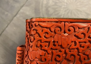 Une paire de vases en laque rouge &agrave; d&eacute;cor de la 'R&eacute;volution Culturelle', 20&egrave;me