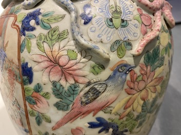 Cinq vases en porcelaine de Chine famille rose, 19&egrave;me