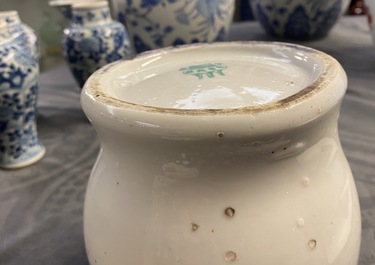 Vier Chinese vazen met ijzerrood decor van boeddhistische leeuwen, 19/20e eeuw