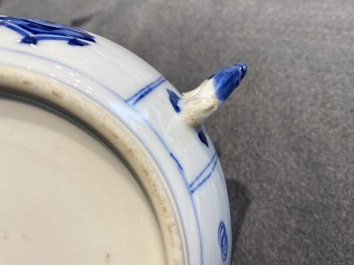 Une paire de bols couverts en porcelaine de Chine en bleu et blanc &agrave; d&eacute;cor d'antiquit&eacute;s, Kangxi
