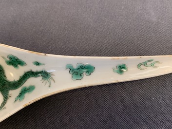 Vijf Chinese blauw-witte en polychrome 'draken' lepels, 19/20e eeuw