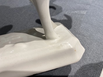 Une paire de vaches sur tertres en fa&iuml;ence blanche de Delft, 18&egrave;me