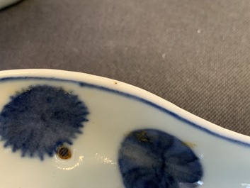 Vijf Chinese blauw-witte en polychrome 'draken' lepels, 19/20e eeuw
