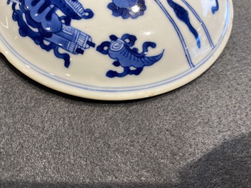 Une paire de bols couverts en porcelaine de Chine en bleu et blanc &agrave; d&eacute;cor d'antiquit&eacute;s, Kangxi