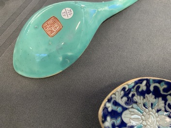 Vijf Chinese lepels met blauwe fondkleur, w.o. een paar Tongzhi merk en periode