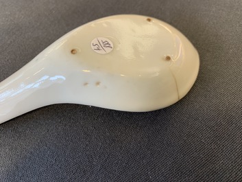 Zes Chinese blauw-witte lepels met figuren en pagodes, 19/20e eeuw