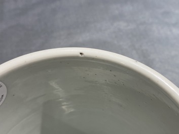 Un pot &agrave; pinceaux en porcelaine de Chine famille verte, Kangxi