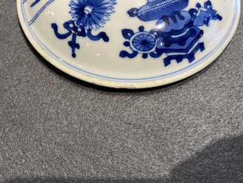Une paire de bols couverts en porcelaine de Chine en bleu et blanc &agrave; d&eacute;cor d'antiquit&eacute;s, Kangxi