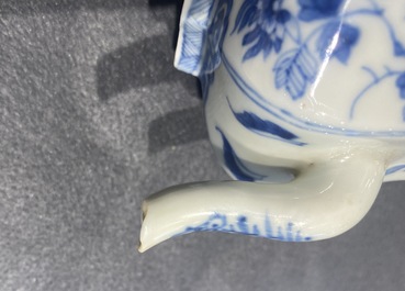 Een Chinese blauw-witte theepot met deksel, Kangxi