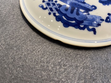 Une paire de bols couverts en porcelaine de Chine en bleu et blanc &agrave; d&eacute;cor d'antiquit&eacute;s, Kangxi