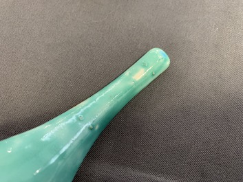 Vijf Chinese lepels met blauwe fondkleur, w.o. een paar Tongzhi merk en periode