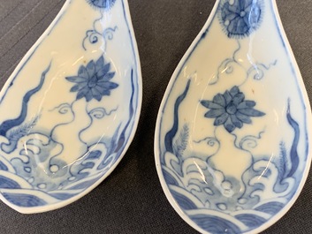 Five Chinese blue and white spoons, 19th C.